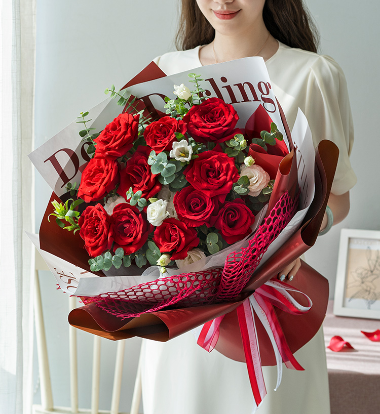 湘潭女朋友生日,送玫瑰花束合适还是百合花更好?